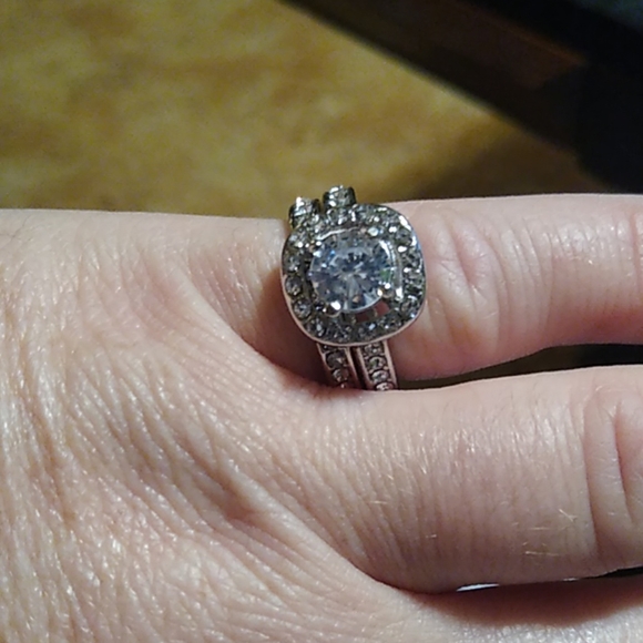 Beautiful ring - Picture 2 of 2